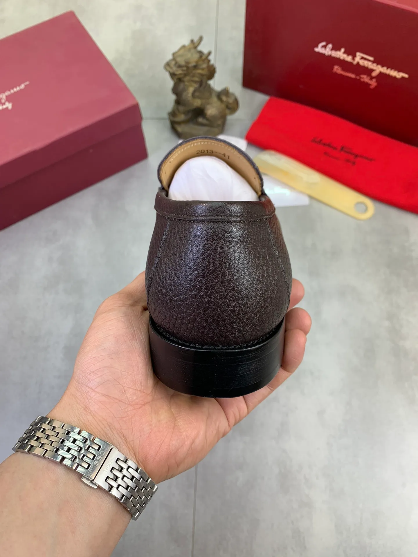 Men's Men's Shoes 💰P460💰[New Style] Water-dyed Niuli 🆘[Salvatore Ferragamo] Ferragamo's latest casual business leather shoes for men! Available at counters simultaneously! The fabric is made of specially imported original pebbled calfskin, and the lining is made of imported water-dyed cowhide. It is absolutely luxurious and leads the fashion trend. Matching code: 38-47 black and brown optional